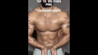 Homem sexy com óleo sacode seu pau grande