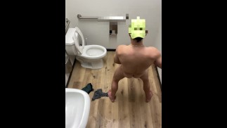 Homem mijando e gozando com plug anal no fundo da bunda (banheiro público)
