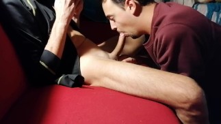 Continuo a giocare ai videogiochi, lui continua a succhiarmi il cazzo (testa + gola profonda)