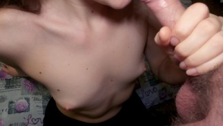 Pipe luxueuse en gros plan de demi-soeur