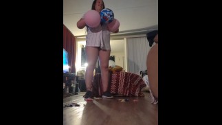Entró y pilló a una chica reventando globos con cigarrillos filmándose a sí misma