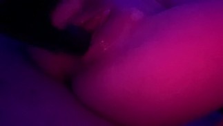 Romig poesje solo spelen met grote dildo