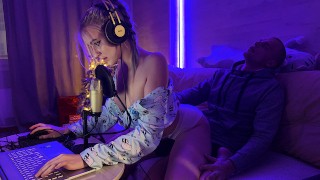 😈🍓Der Stiefsohn fickte eine nasse, unersättliche Stiefmutter süß, weil sie sich in einen Videospiel-Stream eingemischt hatte