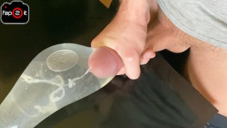 Geile Guy kreunt terwijl hij zijn eigen hand neukt en veel klaarkomt in condoom gevuld met water - 4K