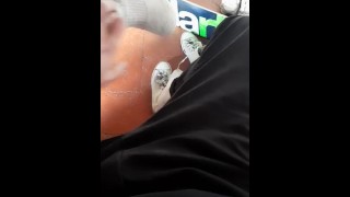 uno skater si masturba un cazzo dopo un parco, calzini bianchi, scarpe da ginnastica, piedi, keds