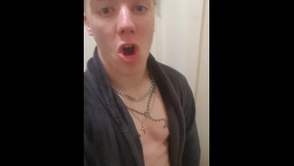 Lil D neemt een pis voor fan. 😜🍆💦