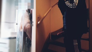 companheiro de quarto hetero pego secretamente se masturbando enquanto cara gostoso se fode debaixo do chuveiro