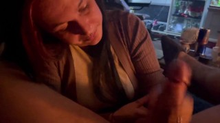Ehefrau gibt einen tollen Blowjob und nimmt Sperma in den Mund