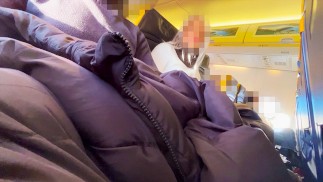 Dick Flash! Pasažérka na sedadle vedle mě mi v letadle honí