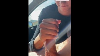 Je suce un inconnu dans sa voiture