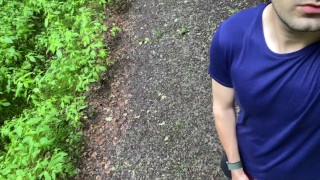 Napalony facet spuszcza się w deszczu