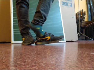 Twink-Jungenfüße in Verschiedenfarbigen Socken in Der Schule