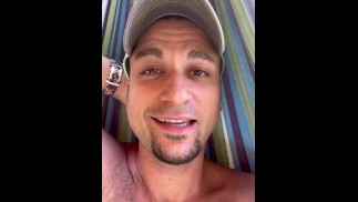 男の麝香の洗い流されていない香りと味への愛を宣言する