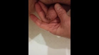 Pissen in de badkamer in mijn handpalm en mijn lul aftrekken aan de stijve.