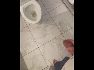 Cumming v Hotelové Koupelně... Chyběl Mi Záchod...