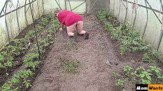 Помог мачехе на огороде. часть 2 с субтитрами