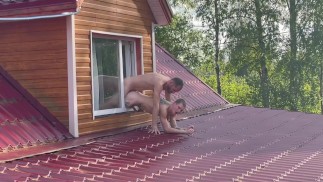 Guy neukt atletische kerel in het raam van het huis met uitzicht op het dak -187