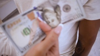Un inconnu dans la rue m'offre de l'argent pour me voir, me toucher, me sucer,me manger et me baiser