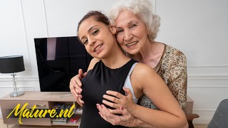 Owłosiona Babcia Norma Świetnie Się Bawi Z Dużymi Cyckami Nastolatka Sheryl Collins