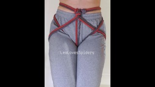 BONDAGE legato amatoriale teen piscia i suoi sudori grigi!! (OMORASHI)