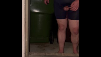 Mec potelé avec une petite bite pisse en sous-vêtements à l’extérieur puis jouit avec un pistolet de massage