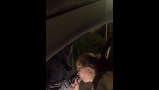 ECHTGENOOT TREKT DE AUTO OM TE KIJKEN HOE VROUW EEN VREEMDE DOOR HET RAAM ZUIGT