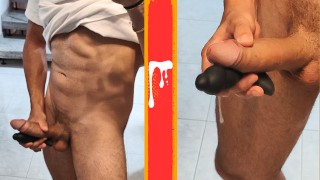 Este cara sexy brinca com um vibrador de próstata em seu pau grande. * GRANDE CARREGAMENTO*