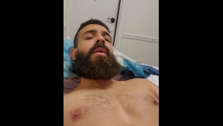Jouer avec ma bite poilue non coupée