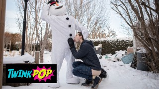 TWINKPOP - 纹身的家伙 Bo Sinn 打扮成雪人并乱搞 Benjamin Blue 的所有洞