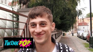TWINKPOP – Junger Restaurantmitarbeiter lässt sich für bisschen Geld von einem geilen Kerl vögeln