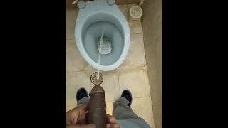 公衆トイレで放尿
