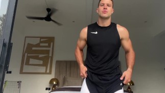 ジムの直後の大きな筋肉質の男は彼の体を驚かせることに気づき、オイルを使い始め、見せたかった