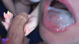 Bave pipe close-up de l'étudiant à lunettes