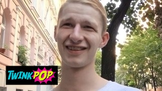 TWINKPOP - Chudy Facet Dostaje Ofertę Pieprzenia Za Dodatkową Gotówkę I Akceptuje Ją Od Razu