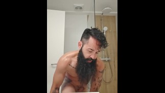 J’ai essayé de ne pas me branler sous la douche mais j’ai encore fini au balcon
