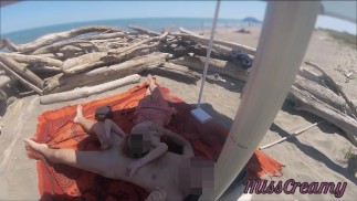 Voyeur nos observando enquanto minha professora gostosa se masturba e goza no pau em praia pública 2