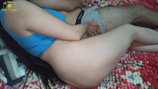 夫が妻が従順な男の嫌いな人を指マンしている様子を撮影
