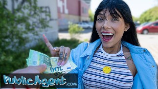 Публичный агент симпатично выглядящая колумбийская красотка трахается на открытом воздухе на публике