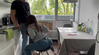 Współlokator pieprzy mnie mocno w kuchni!