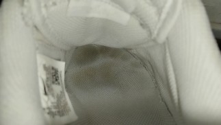 Oler los zapatos sucios y apestosos de mi esposa, paja al final