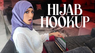 Hidžáb Dívka Nina Vyrostla Sledováním Amerických Teenagerských Filmů A Je Posedlá Tím, Aby Se Stala Královnou Plesu