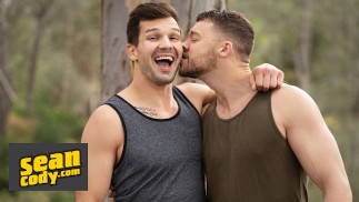 SEAN CODY - Justin met Brysen sur ses mains et ses genoux et le baise jusqu’à ce qu’il Cums sur son trou