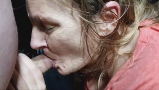 Deze oude dame kan lul zuigen als een pro