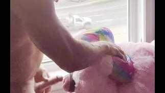 ピンクのユニコーンは絶頂まで激しくセックスされます