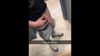 Fit chavvy Twink provoca seus amigos Snapchat enquanto entediado no pub