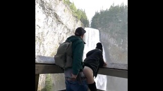 Follando al aire libre frente a una cascada pública