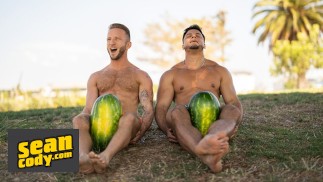 SEAN CODY - 大きな塊Alexロックハムは、ememr Jasonが景色を楽しんでいる間、彼の強さを披露します