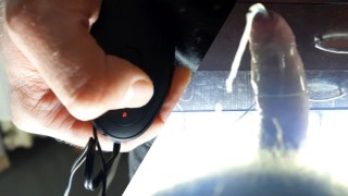 Dominantní rovný chlap cums tvrdě z elektronického vibrátoru