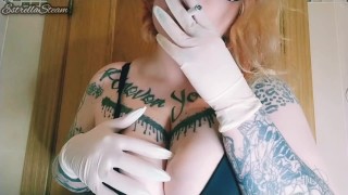 Dziewczyna pali papierosa i bawi się cyckami w rękawiczkach