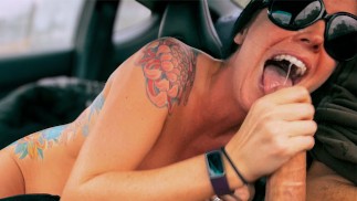 Krankzinnige hete brunette babe zuigt een grote harde lul - natte CUMSHOT pijpbeurt in de auto
